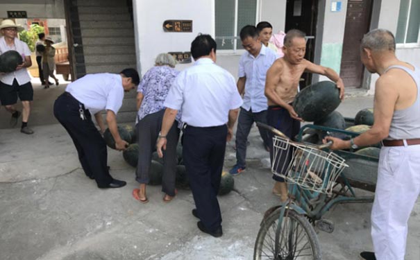 炎炎夏日，為福利院老人送清涼